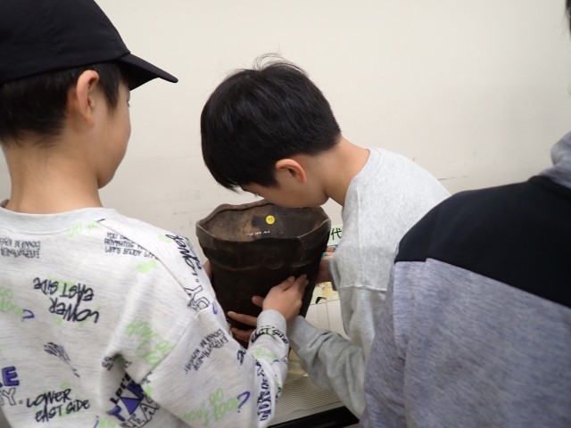 縄文土器（本物）にさわりました。