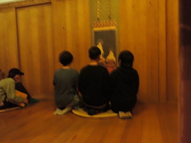 鎌倉時代の建物でお坊さんの修行中。