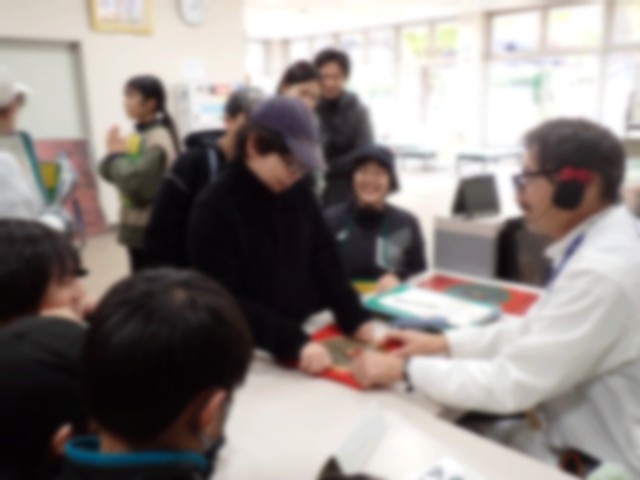 祈りを込めて三角縁神獣鏡に触れます。